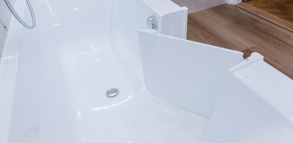 Moderne Badewanne mit geöffneter Tür und elegantem Badezimmerdesign. Die geöffnete Tür erleichtert den Einstieg und sorgt für zusätzliche Sicherheit.